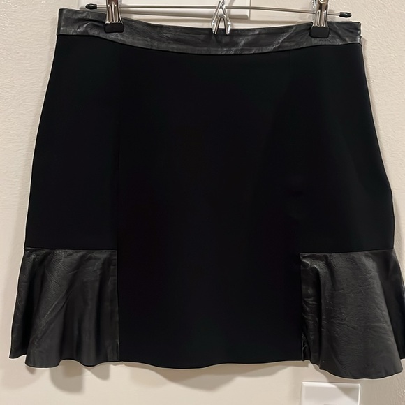 Club Monaco Dresses & Skirts - CLUB MONACO Black Lambs Leather Trim/Panel Mini Skirt, Size 4